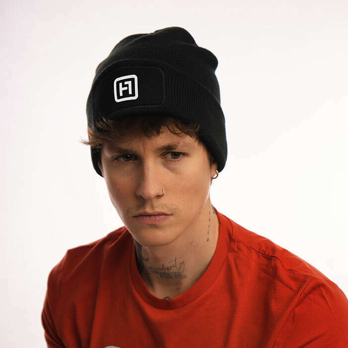 IKON LOGÓ FEKETE  BEANIE SAPKA